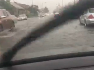 VIDEO: Při dnešní průtrži mračen auta na Střední Novosadské po silnici téměř plavala