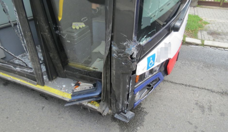 V Olomouci se srazil autobus s osobním autem
