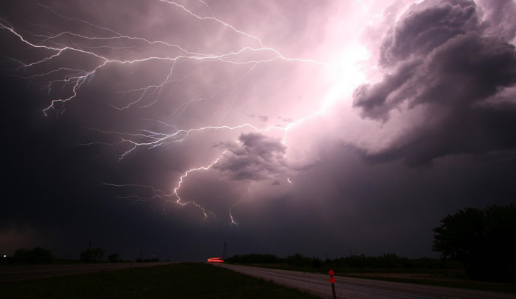 Deště z posledních dnů svlažily půdu jen povrchově, v hloubce sucho stále trvá