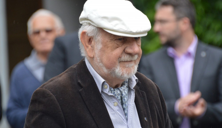 Josef Jařab napsal knihu Rektorská rozpomínání o době, kdy působil jako rektor Univerzity Palackého