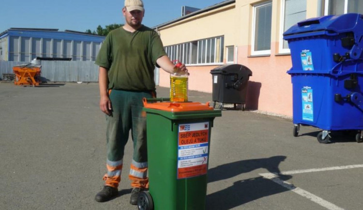 Do nádob na olej vyhazují Přerované i směsný odpad. Svozová služba tvrdí, že Přerov je na tom nejhůř z republiky