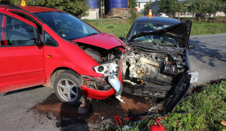 Šestačtyřicetiletá řidička nedala přednost a při nehodě se zranila ona i její dva synové