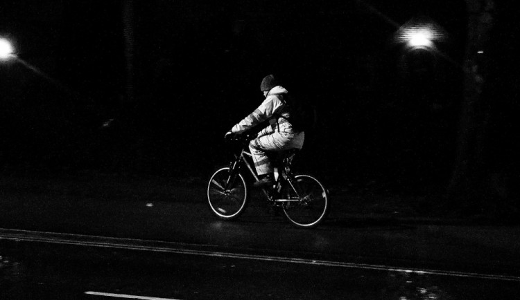 Opilý cyklista na rovné silnici narazil do značky, se zraněním skončil v nemocnici