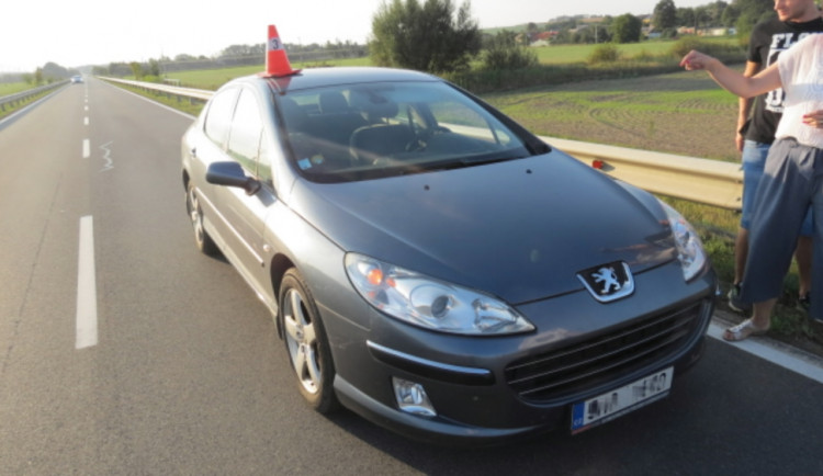 Z auta odletěl kontejner, který poničil jiné auto. Řidič od nehody ujel