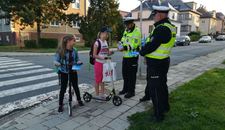 FOTO: Celý týden probíhala u škol policejní akce „Zebra se za Tebe nerozhlédne!“