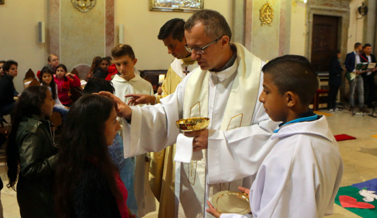 Na jubilejní 20. ročník Romské poutě na Svatý Kopeček zamíří stovky poutníků