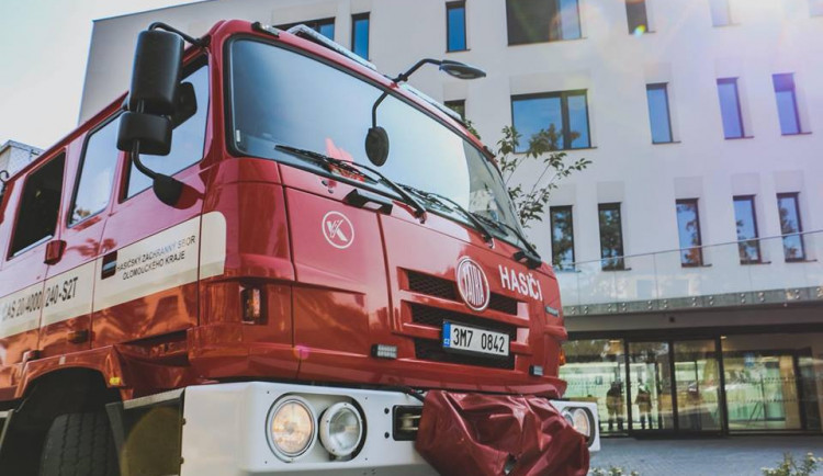 FOTO/VIDEO: Ve Fakultní nemocnici hořelo, naštěstí však jen cvičně. Hasiči absolvovali akci „Evakuace 2018"