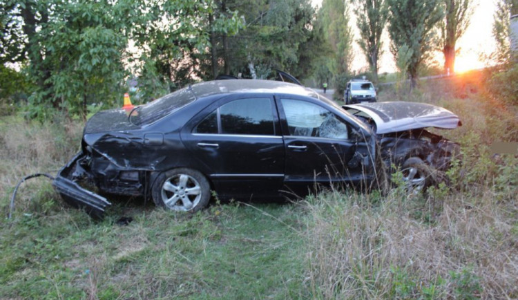 Řidič naboural mercedes a utekl z místa nehody. Auto nejspíš ukradl
