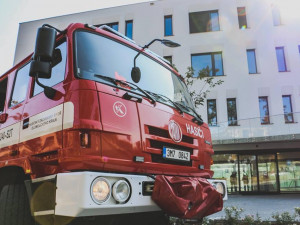FOTO/VIDEO: Ve Fakultní nemocnici hořelo, naštěstí však jen cvičně. Hasiči absolvovali akci „Evakuace 2018"
