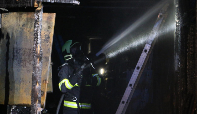 FOTO/VIDEO: Hasiči v noci likvidovali rozsáhlý požár skladu materiálu poblíž ubytovny