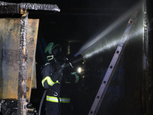 FOTO/VIDEO: Hasiči v noci likvidovali rozsáhlý požár skladu materiálu poblíž ubytovny