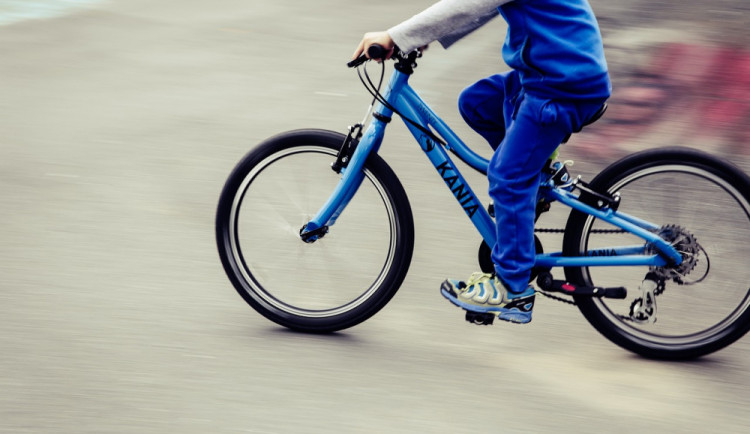 Šestiletý chlapec sjel z cyklostezky na silnici, narazil do projíždějícího auta a skončil v nemocnici