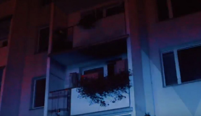 VIDEO: Dnes v noci hořel byt na Lazcích, třicet lidí bylo evakuováno, dva jsou zranění