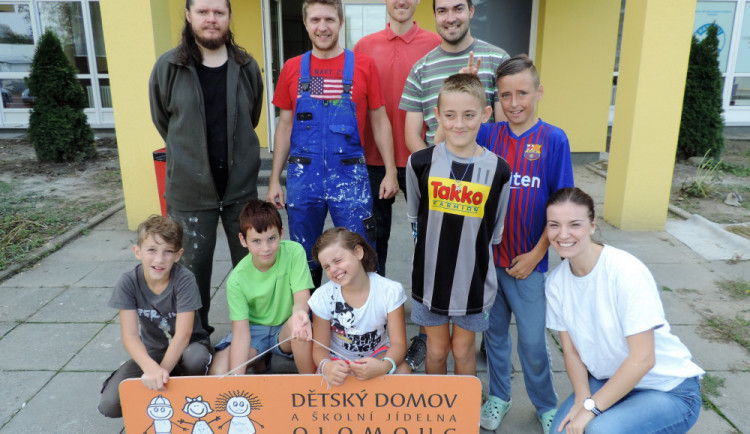 FOTO: Rádio Haná o víkendu vymalovalo v Dětském domově U sportovní haly