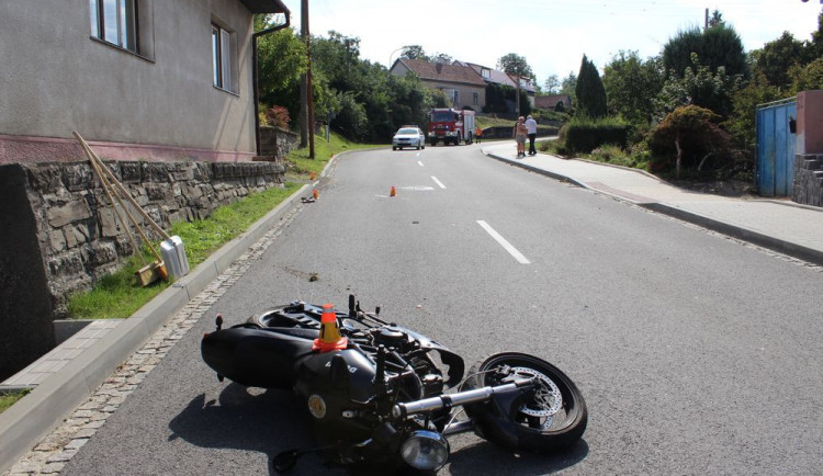 Opilý cizinec řídil cizí motorku bez helmy, havaroval a s těžkým zraněním skončil v nemocnici