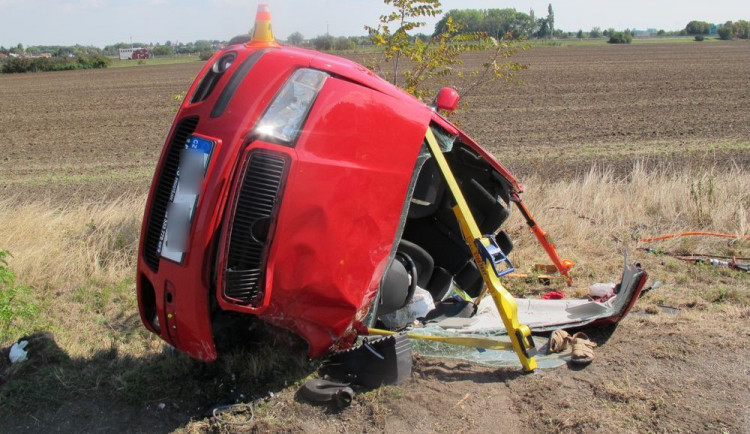 Čtyřiašedesátiletý řidič usnul a převrátil auto na bok. Z vozu ho museli dostat hasiči