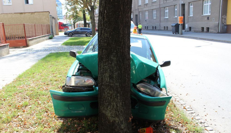 Sedmasedmdesátiletá řidička zachraňovala padající lahev burčáku, čelně narazila do stromu