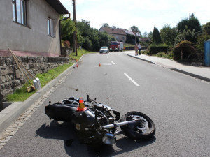 Opilý cizinec řídil cizí motorku bez helmy, havaroval a s těžkým zraněním skončil v nemocnici