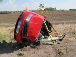 Čtyřiašedesátiletý řidič usnul a převrátil auto na bok. Z vozu ho museli dostat hasiči