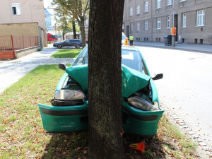 Sedmasedmdesátiletá řidička zachraňovala padající lahev burčáku, čelně narazila do stromu