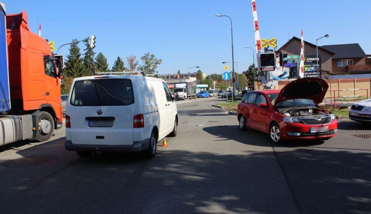 Řidič přes zákaz odbočoval vlevo. Naboural protijedoucí dodávku a jeho spolujezdkyně se zranila
