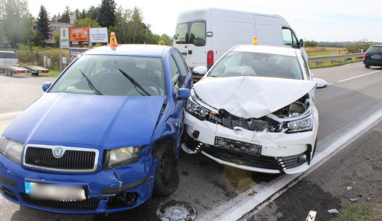 Řidička nedala přednost autu na hlavní, kvůli nehodě se na frekventované silnici tvořila kolona