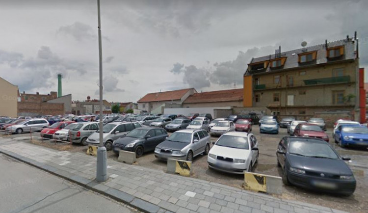 Investor Galerie Prostějov poslal stranám s „relevantním programem" předvolební finanční dary