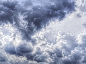 POČASÍ NA ČTVRTEK: Teploty až na sedmadvaceti stupních, zaprší jen ojediněle