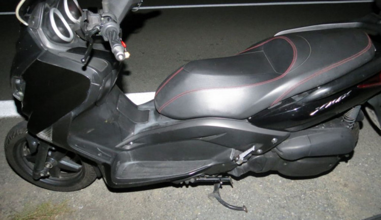 Skútristovi vběhla před stroj náhle srna, po střetu uhynula