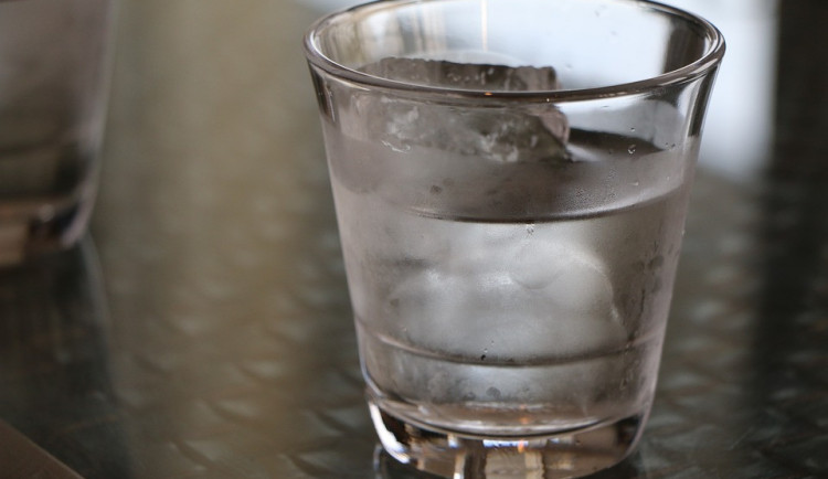 Lidé za sklenky s vodou na pomoc Haiti zaplatili zhruba 18 000 korun