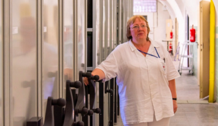 Vedoucí spisovny ve Fakultní nemocnice jde do penze. V bludišti dokumentů strávila Miloslava Dudková 36 let