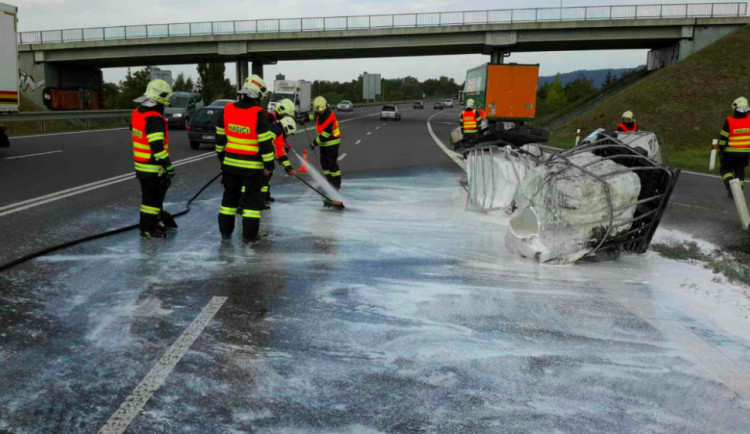 AKTUÁLNĚ: Na dálnici z Olomouce na Ostravu se na silnici vylilo z devíti kubíkových barelů lepidlo