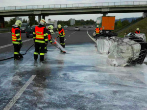 AKTUÁLNĚ: Na dálnici z Olomouce na Ostravu se na silnici vylilo z devíti kubíkových barelů lepidlo