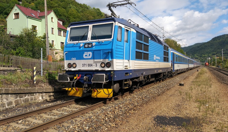 Od pondělí nepojedou týden na trati Lipová Lázně – Zlaté hory vlaky, nahradí je autobusy