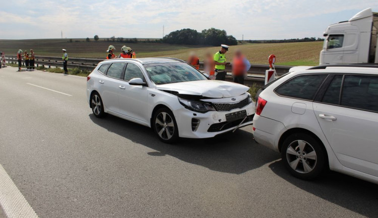 Senior nedobrzdil a se svým vozem na dálnici zezadu narazil do zpomalujícího auta před ním