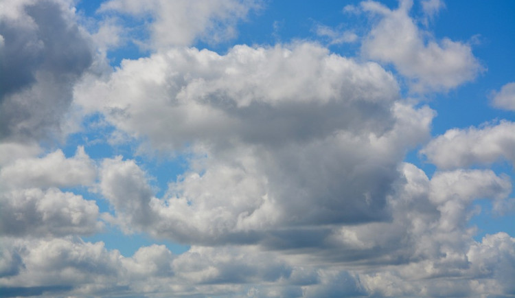 POČASÍ NA SOBOTU: Místy se vyskytnou přeháňky, teploty se budou pohybovat do třiadvaceti stupňů