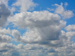 POČASÍ NA SOBOTU: Místy se vyskytnou přeháňky, teploty se budou pohybovat do třiadvaceti stupňů