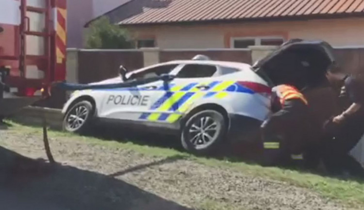 VIDEO: Policejní auto musely z příkopy dostat dva hasičské vozy