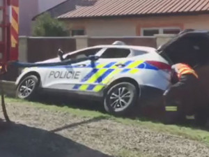VIDEO: Policejní auto musely z příkopy dostat dva hasičské vozy