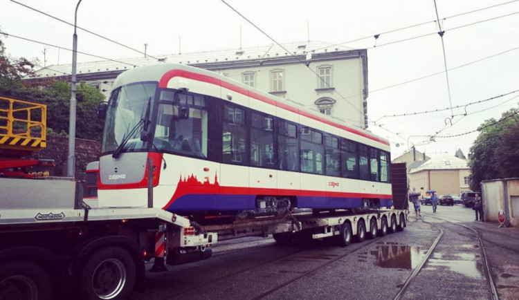 VIDEO: Nové olomoucké tramvaje EVO1 za sebou mají testovací jízdy