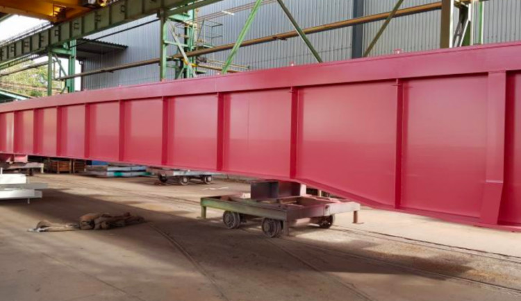 V noci na dnešek byl nad páteřní železniční tratí usazen druhý dluhonský most, má růžovou  barvu