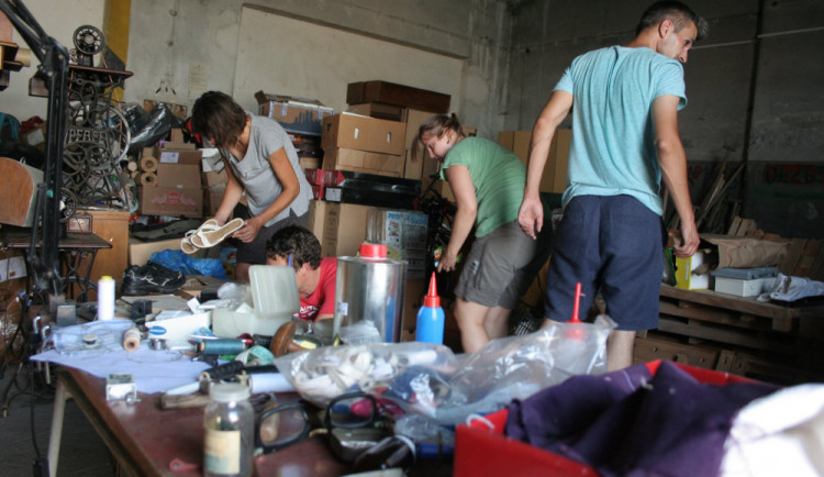 VIDEO: Olomoucká charita posílá do Zambie kontejner s oblečením, šicími stroji nebo berlemi