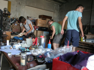 VIDEO: Olomoucká charita posílá do Zambie kontejner s oblečením, šicími stroji nebo berlemi