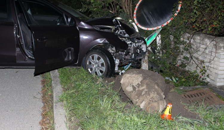 Žena nezvládla řízení, nabourala do značky. Policii nadýchala dvě promile