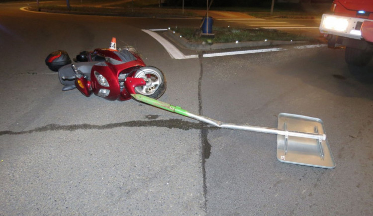 Motorkářku přemohla před kruháčem únava. Projela ho rovně, narazila do dopravní značky a skončila na silnici