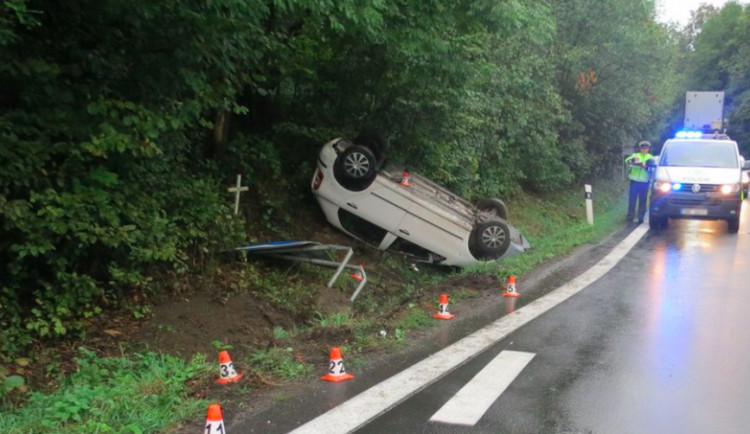 Na nebezpečné křižovatce Loučení dostal řidič se svým autem smyk, vozidlo se přetočilo na střechu