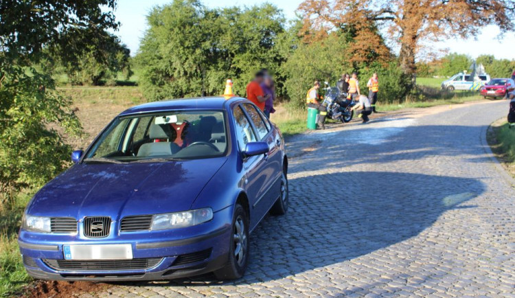 Řidič prorazil olejovou vanu auta. Na oleji uklouzl motorkář, jeho spolujezdkyně skončila v nemocnici