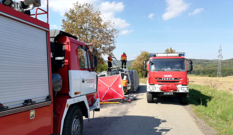 FOTO: Záchranné složky zasahují u převrhnutého náklaďáku, jeho řidič zemřel záklíněn pod kabinou