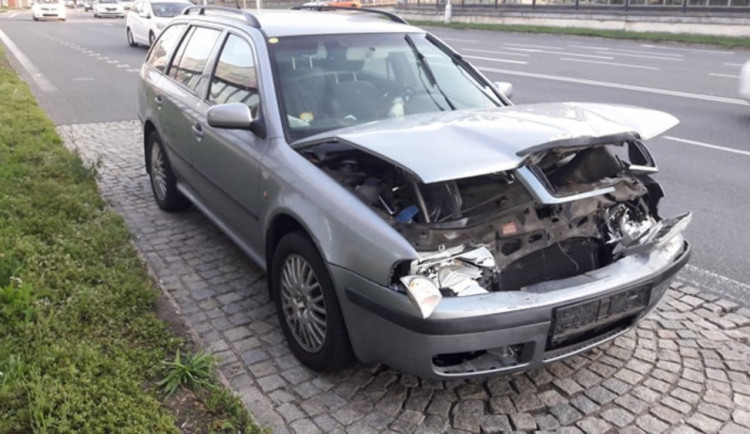 Provoz na obchvatu Olomouce dnes odpoledne zablokovala vážná nehoda, jeden člověk se zranil