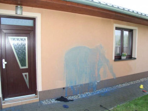 Vandal polil barvou fasádu domu, způsobil škodu za sto tisíc a hrozí mu dva roky vězení